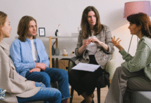 جلسة جماعية مع أخصائية نفسية تشرح للطلاب أساسيات علم النفس في بيئة هادئة.