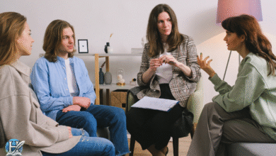 جلسة جماعية مع أخصائية نفسية تشرح للطلاب أساسيات علم النفس في بيئة هادئة.