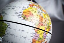 خريطة توضح دول غرب إفريقيا على المجسم الأرضي، تشمل نيجيريا وغانا ومالي والسنغال وغيرها من الدول الواقعة غرب القارة الإفريقية.