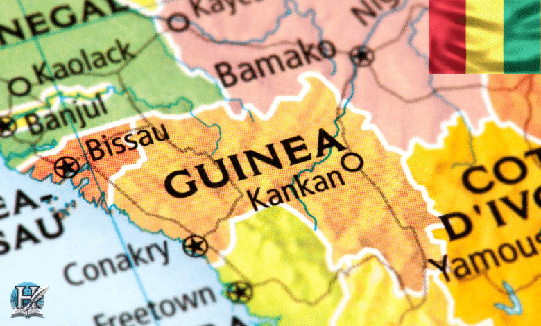 خريطة تظهر موقع دولة غينيا في غرب إفريقيا إلى جانب الدول المجاورة مثل السنغال ومالي وكوت ديفوار.