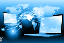 الحاسوب والإنترنت: العلاقة والتأثير في ربط العالم والتواصل الرقمي.