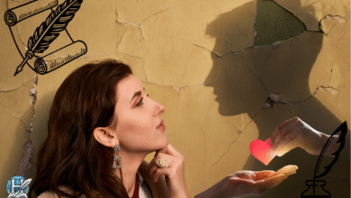 امرأة تنظر بتأمل إلى ظل رجل على جدار قديم.