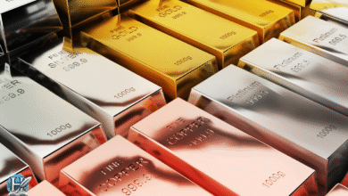سبائك ذهب وفضة ونحاس وبلاتين نقية مرتبة، تمثل المعادن النفيسة المستخرجة من الأرض بعد عمليات التشكّل والاستخراج.