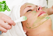 امرأة تخضع لجلسة عناية بالبشرة يُستخدم فيها جل الصبار الطبيعي لتغذية وترطيب الوجه.