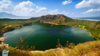 صورة لبركان تال في الفلبين، يظهر البركان داخل بحيرة تال وفوهته النشطة محاطة بالمناظر الطبيعية الخلابة.