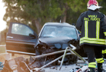 رجال الإطفاء يتفقدون موقع حادث سير خطير بعد اصطدام سيارة بحاجز معدني على الطريق.