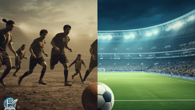 صورة تعبّر عن تطور كرة القدم من المباريات القديمة في الملاعب الترابية إلى الملاعب الحديثة المضيئة، تمثل رحلة تطور اللعبة عبر العصور.