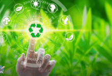 يد تشير إلى رمز إعادة التدوير وسط رموز بيئية تمثل الطاقة النظيفة والنباتات والمياه، تعبيراً عن حماية البيئة واستدامتها.