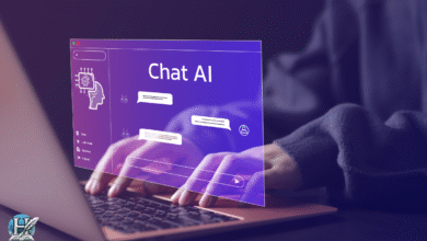 شخص يستخدم حاسوباً محمولاً مع واجهة دردشة ذكاء اصطناعي افتراضية تظهر فوق لوحة المفاتيح.