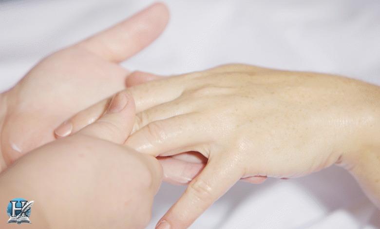 يد أنثوية بأصابع نحيفة وأنيقة تظهر على خلفية ناعمة، تعبّر عن العناية بالجمال وتنحيف الأصابع.