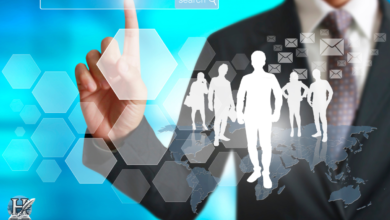 شخص يختار مساره المهني باستخدام واجهة رقمية، يرمز لاتخاذ قرار واعٍ قبل تعلم البرمجة.