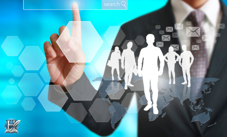 شخص يختار مساره المهني باستخدام واجهة رقمية، يرمز لاتخاذ قرار واعٍ قبل تعلم البرمجة.