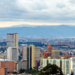 مدينة بوغوتا عاصمة دولة كولومبيا مع ناطحات السحاب وخلفية جبال الأنديز