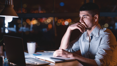 متعلم برمجة يجلس أمام شاشة حاسوب مليئة بالكود ويشعر بالشك والتردد