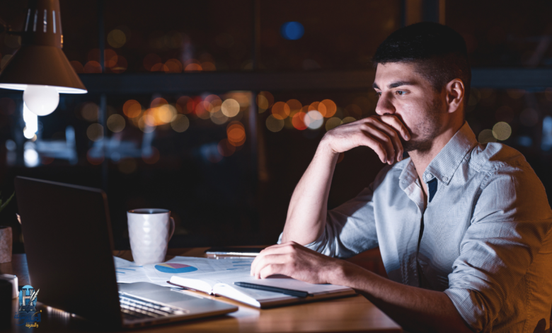 متعلم برمجة يجلس أمام شاشة حاسوب مليئة بالكود ويشعر بالشك والتردد