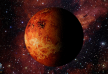 صورة لكوكب الزهرة كما يُرى من الفضاء، يظهر بلونه المصفر مع غلافه السحابي الكثيف