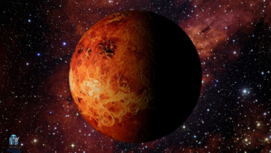 صورة لكوكب الزهرة كما يُرى من الفضاء، يظهر بلونه المصفر مع غلافه السحابي الكثيف