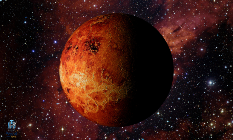 صورة لكوكب الزهرة كما يُرى من الفضاء، يظهر بلونه المصفر مع غلافه السحابي الكثيف