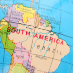 خريطة توضيحية لقارة أمريكا الجنوبية تُظهر دول القارة وحدودها الجغرافية مثل البرازيل والأرجنتين وتشيلي وبيرو وكولومبيا