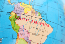خريطة توضيحية لقارة أمريكا الجنوبية تُظهر دول القارة وحدودها الجغرافية مثل البرازيل والأرجنتين وتشيلي وبيرو وكولومبيا