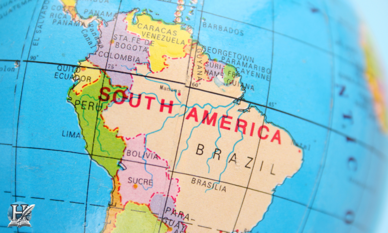 خريطة توضيحية لقارة أمريكا الجنوبية تُظهر دول القارة وحدودها الجغرافية مثل البرازيل والأرجنتين وتشيلي وبيرو وكولومبيا