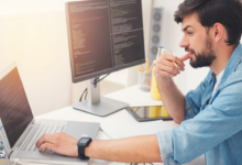 مقارنة بين الفهم السلبي والفهم النشط في تعلم البرمجة، حيث يظهر الفرق بين مشاهدة الكود وكتابته وتحليل المشكلات