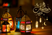 أجواء رمضان الروحانية مع فانوس وهلال مضيء