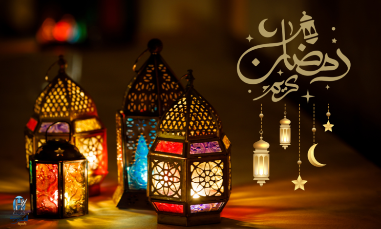 أجواء رمضان الروحانية مع فانوس وهلال مضيء
