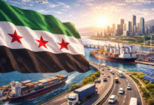 العلم السوري الجديد يرفرف فوق مشهد اقتصادي حديث يضم ميناءً ومدينة حديثة