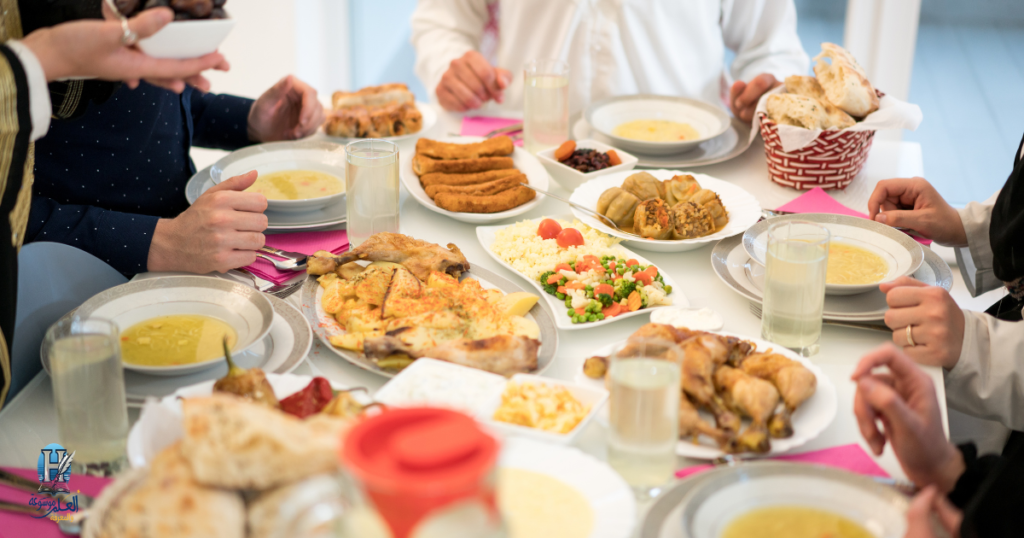 مائدة إفطار مليئة بالطعام في رمضان