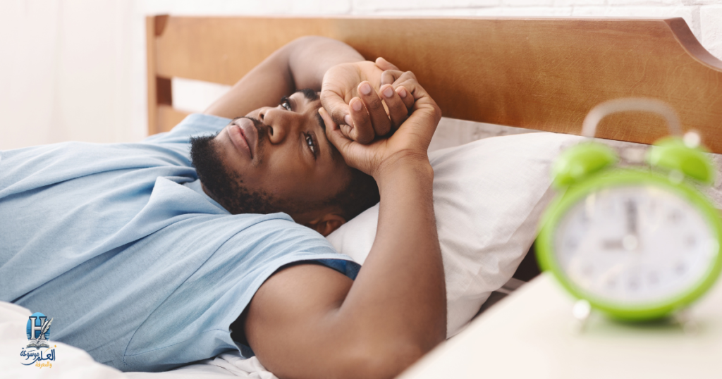 شخص يشعر بالتعب بسبب قلة النوم في رمضان